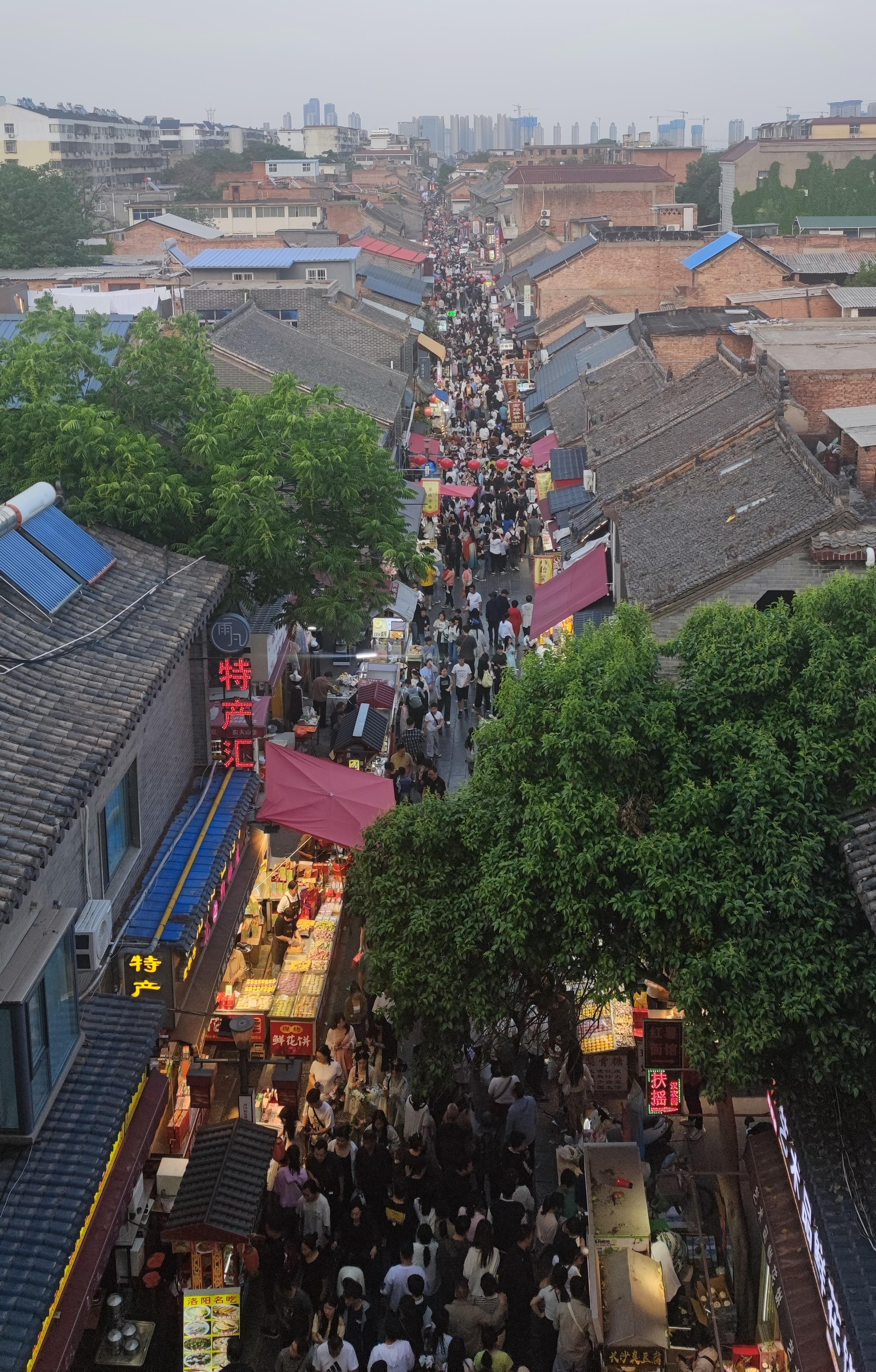 丽景门后的商业街